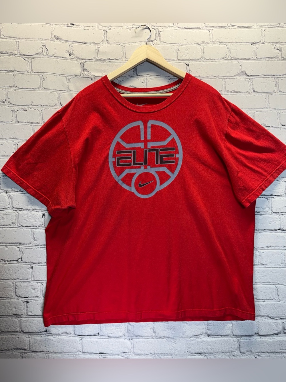 Men's Nike Elite Graphic T-shirt, Size 3XL, red, regular fit, short sleeve.